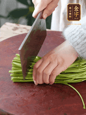 正嫩的藜蒿，掐頭去除根部，切小段