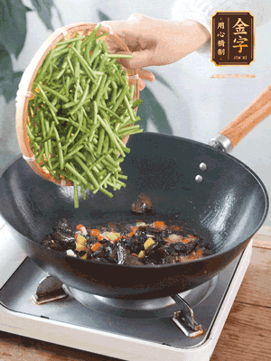 熱油煸香蒜末、姜粒、小米辣，再下臘肉煸炒出香味