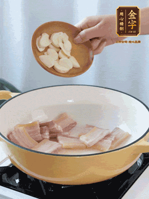 熱油下咸肉煸出香味，加蒜片、毛豆翻炒均勻