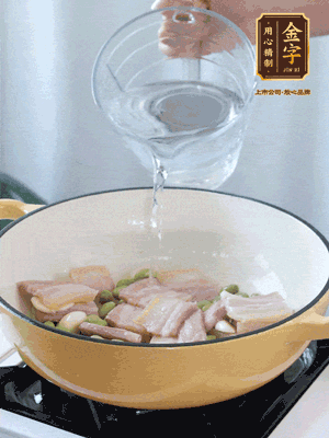 倒入熱水，加絲瓜、腐竹
