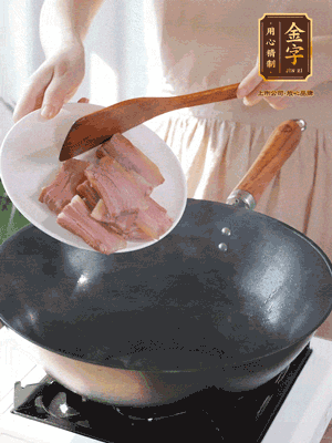 豬油熱鍋，下咸肉煸香，再下蔥姜提鮮