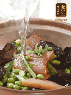 轉(zhuǎn)入砂鍋，加入開(kāi)水、百葉結(jié)燉煮10分鐘