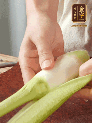 茭白去皮切絲，下鍋稍稍汆燙一下瀝干。