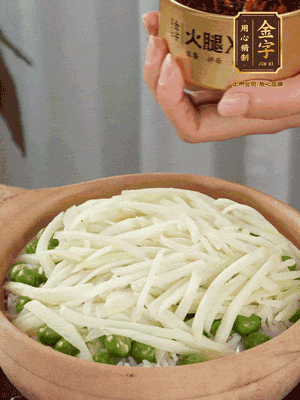 到水微干，放上豌豆、茭白絲。
