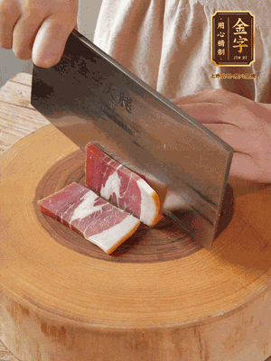 金字火腿切片，溫水浸泡5分鐘。