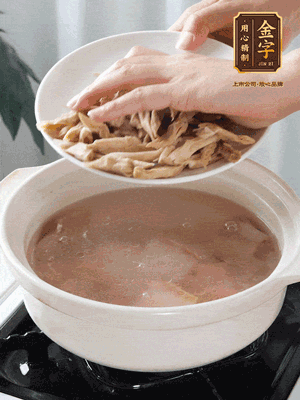 再下筍干段，加水、少許黃酒中火燉煮15分鐘。