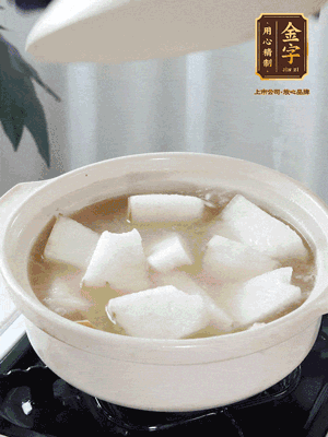 最后下冬瓜繼續(xù)燉煮10分鐘，撒上蔥花點(diǎn)綴。