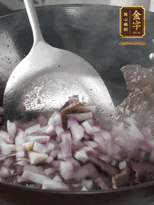 橄欖油熱鍋，牛肉丁炒至焦香狀態(tài)，下洋蔥丁翻炒出香味