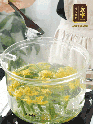 水開后，加鹽、黃瓜花焯水30秒