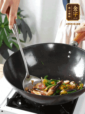 煸香蒜末，下香腸翻炒均勻，再依次下雞縱菌、黃瓜花