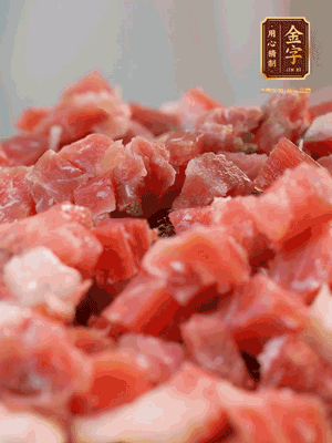 做月餅餡 火腿切成小丁，溫水浸泡5分鐘，上鍋蒸熟15-20分鐘，再將火腿丁、白砂糖、蜂蜜攪拌腌漬2小時
