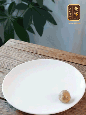 做水油皮、油酥 將油皮材料放入料盆中，加100ml水攪拌成雪花片狀。在案板上反復(fù)揉搓成有一定筋度的光潔面團，搓成14個團子。
