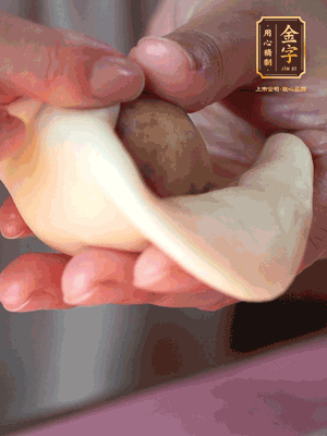 包月餅 面劑兩頭向中間捏緊， 光滑一面向下