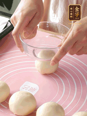 按扁后搟成圓形面皮。餡料放在面皮中心，把餡料包緊，捏緊收口
