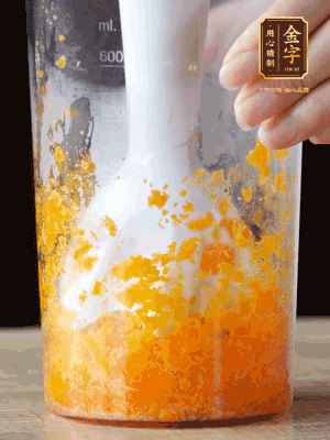 加玉米油、水怡、水揉搓成細膩的面團。松弛半小時后，分成37g一個