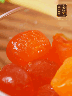 咸蛋黃噴白酒，170℃烤10分鐘。打碎過篩