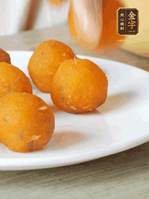 融化的黃油、芝士粉攪勻，加糖粉、蛋液、淡奶油、咸蛋黃攪勻，再加入玉米淀粉、奶粉拌勻，用不粘鍋炒至抱團