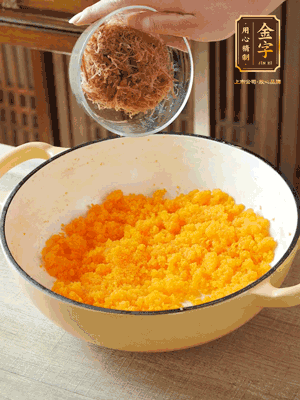 加火腿絲拌均，分成37g一個餡料，冷凍30分鐘