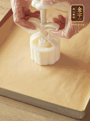 取一個面團，捏扁，中間厚，四周薄?；⒖谕贤?，直到收口，把餅胚放入模具里，壓2-3下