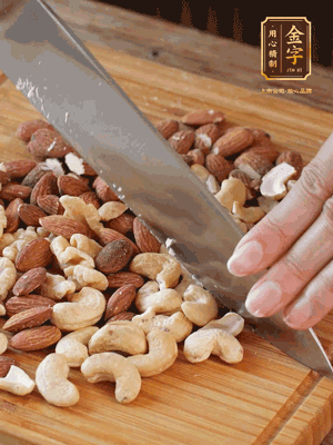 熟堅果切成大顆粒，加入杏仁片、白芝麻、火腿絲、熟糯米粉、玫瑰花醬、花生油、水怡攪拌均勻，捏成52g一個的小球