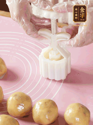 收緊虎口搓圓，裹上一層面粉，放入模具壓一壓