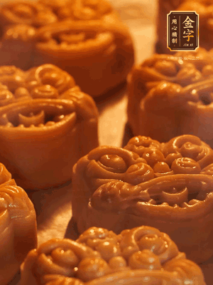 表面噴上水，烤箱預熱至190℃，170℃烤10分鐘