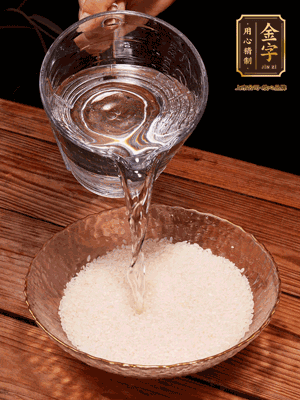 大米提前浸泡30分鐘。干香菇泡發(fā)切成條；蝦米提前浸泡2小時