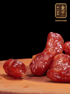 金字粒腸，一半切成片，一半保留整顆