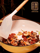 蔥白、干香菇、蝦米、香腸片略微翻炒才出香味，然后倒入料汁（生抽3勺、蠔油2勺、胡椒粉少許）、大米拌勻