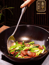 油熱下香腸炒至兩面微焦，下姜蒜、干辣椒、小米椒碎爆香