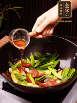 下蒜苗炒軟，沿鍋邊烹入一勺料酒，加醬油、蠔油、白糖調味炒勻