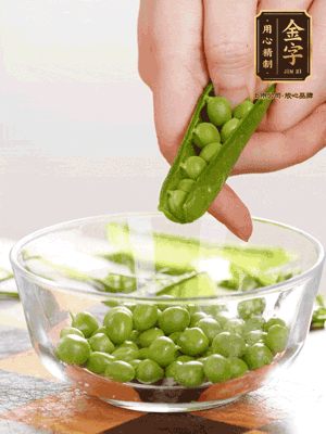 處理食材，藕切片，豌豆剝殼，菱角剝殼， 依次焯水