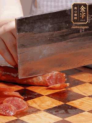 金字香腸煮熟，切片