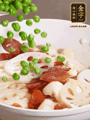 熱油下鍋，爆香香腸