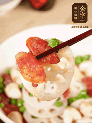 加入菱角、藕片繼續(xù)翻炒