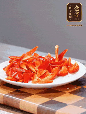 藕帶洗凈，斜切成小段備用、姜切絲、蒜切片、辣椒斜切，再切少許蒜