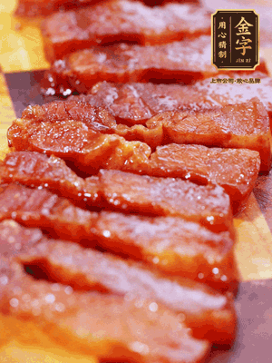 金字醬油肉煮熟，切片