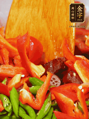 油熱后放入蒜末，下醬油肉煸香