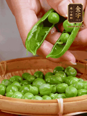 甜豆去殼，剝出甜豆米。百合小心剝成片。