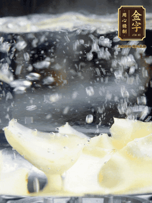 燒開一鍋水，甜豆米、百合燙10秒