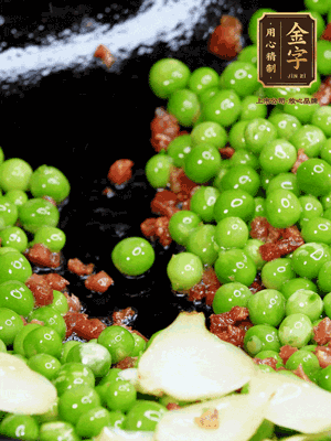 鍋內(nèi)少許油，下火腿煸香，再下甜豆米、百合翻炒，少許鹽、一點(diǎn)水煮到收干