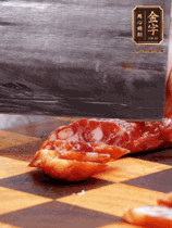 處理食材：香腸切片，土豆切塊、胡蘿卜切丁、豆角切段