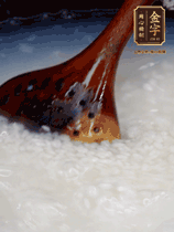 大米淘洗干凈，水開放入大米，煮3分鐘，煮到用手可以掐斷大米，撈出瀝干備用