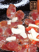 香腸煸香，加大蒜、小米辣增加香味