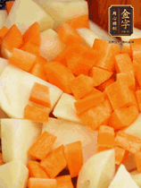 加土豆、胡蘿卜翻炒，隨后加入豆角、1勺鹽、1勺生抽、1勺蠔油、半勺老抽煸炒均勻