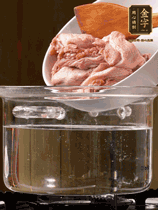 麻鴨切塊，冷水下鍋，加蔥姜、料酒焯水。撈出溫水洗凈