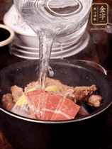 所有食材放入電飯鍋，加2勺料酒，足量的開水，按煲湯鍵煮湯