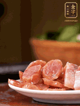 金字咸肉、金字香腸煮熟。咸肉切條、香腸切片備用。