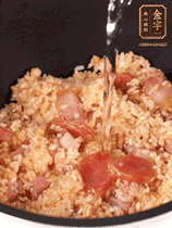 一起放入電飯鍋，加入剛好沒過食材的水。