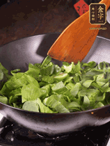 上海青切碎，用豬油炒到半熟